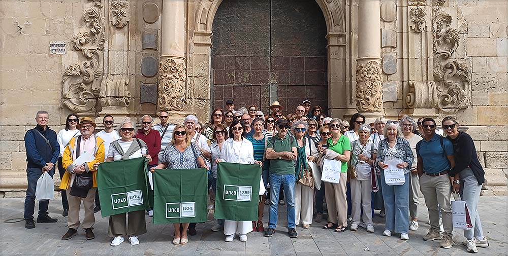Los séniores de UNED Torrevieja descubren la Orihuela palaciega y hernandiana