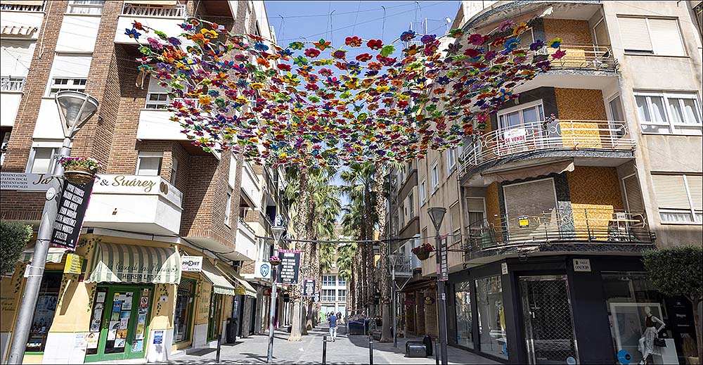 Flores que visibilizan: ASIMEPP llena de color y conciencia las calles peatonales de Torrevieja