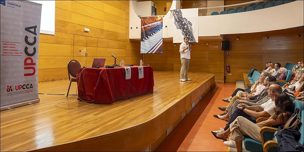 Torrevieja refuerza la educación digital con una jornada formativa de la mano del experto Jesús Pernas