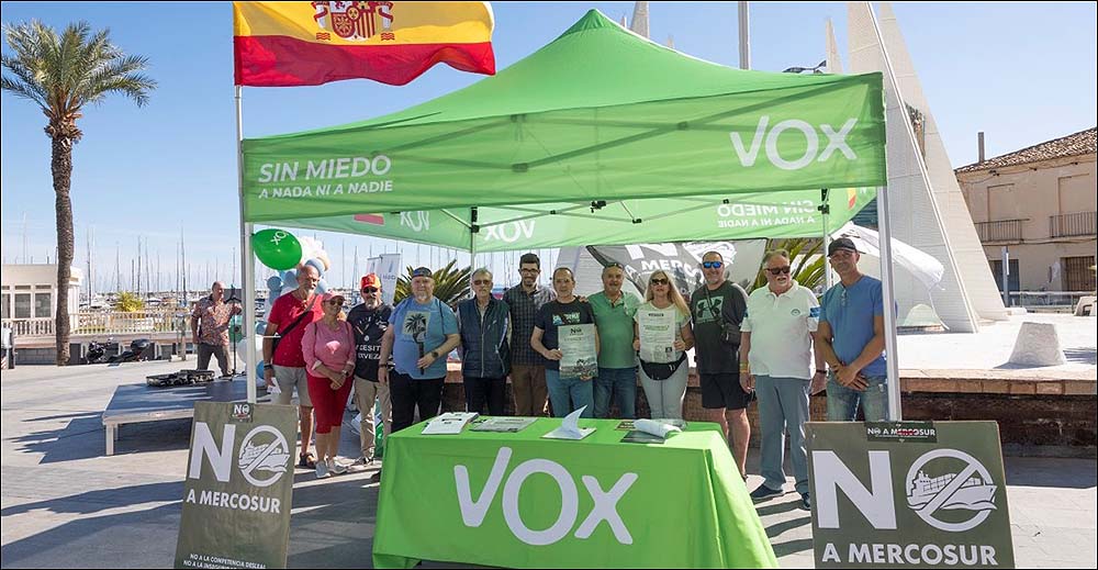 Vox salió ayer a la calle en Torrevieja para alertar sobre los posibles efectos del acuerdo de Mercosur en el campo español