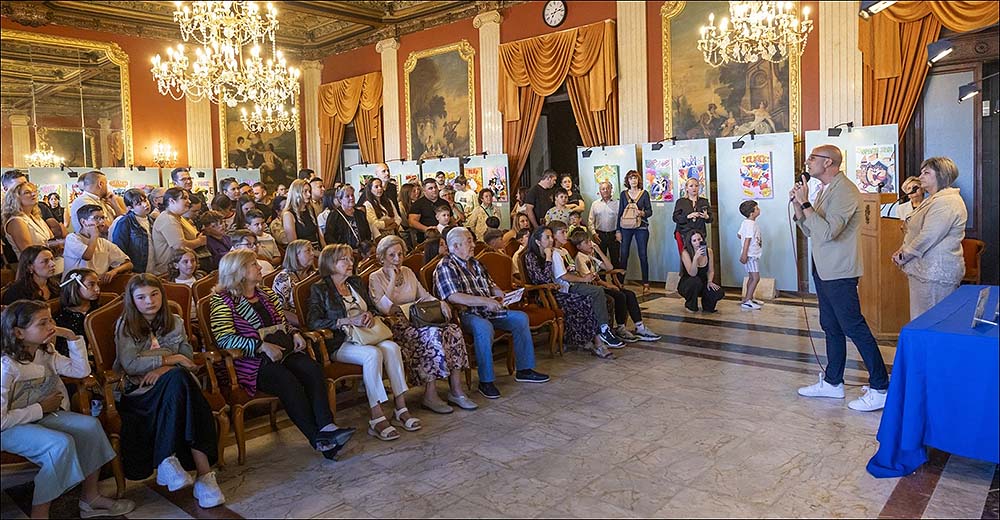 La emoción y el talento llenaron el Casino de Torrevieja en la inauguración de la exposición “Cuando éramos eternos” de los alumnos de Teresa Ríos