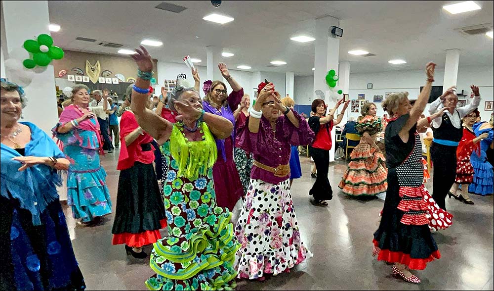 El Centro Polivalente de La Mata se llena de color, alegría y espíritu andaluz