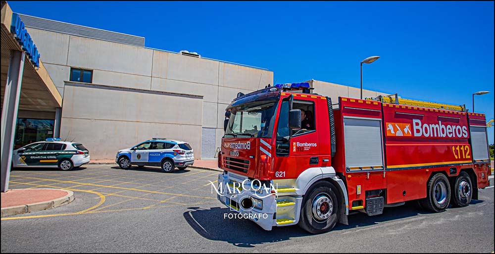 Un incendio en el Hospital de Torrevieja obliga a evacuar una planta y deja varios afectados por humo