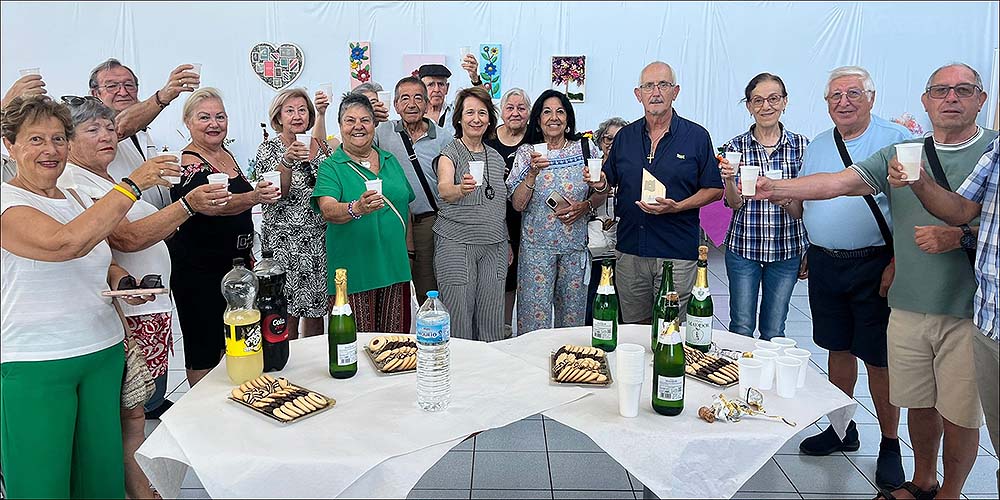 Creatividad, ilusión y talento artesanal llenan el Centro Municipal de Ocio con una brillante exposición de manualidades