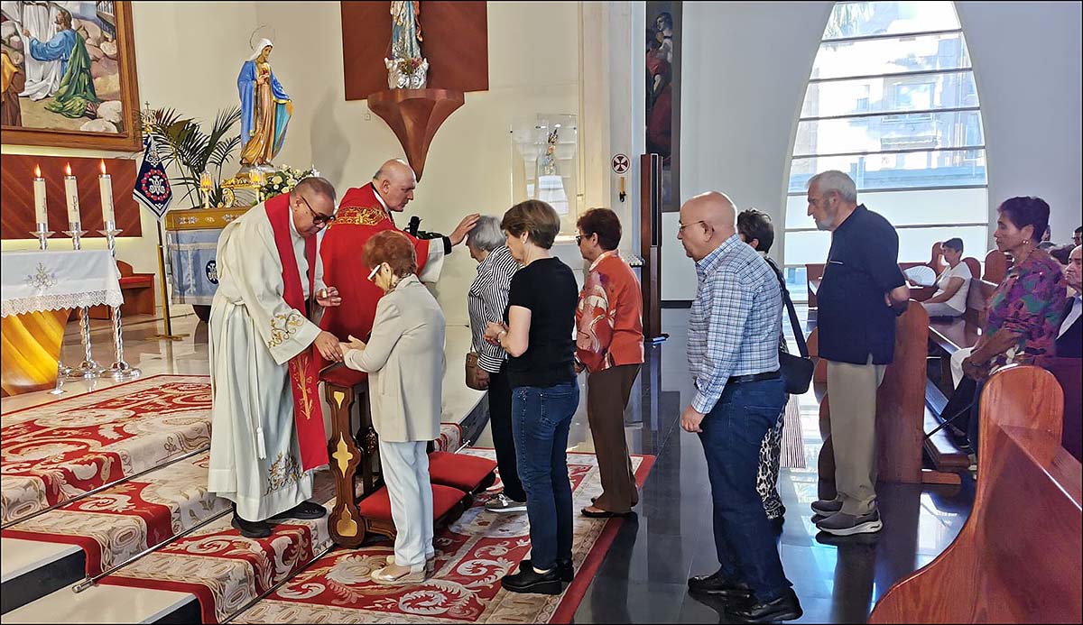 La Parroquia del Sagrado Corazón acogió la Vigilia de Pentecostés invitando a alzar la mirada a Dios