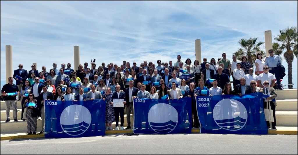 El RCN Torrevieja obtiene de nuevo la bandera azul y es testigo de excepción del reparto de las 174 banderas azules conseguidas por la Comunidad Valenciana
