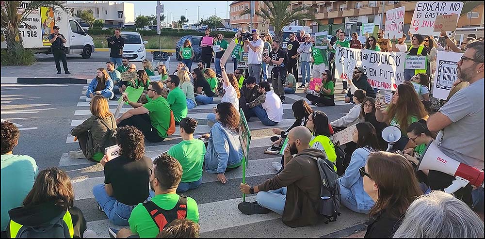 Seguimiento masivo de la huelga educativa en la Vega Baja: docentes, familias y alumnado salen en defensa de la educación pública