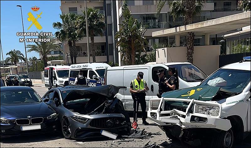 La Guardia Civil de Torrevieja detiene a dos varones que iniciaron una peligrosa huida en Orihuela Costa