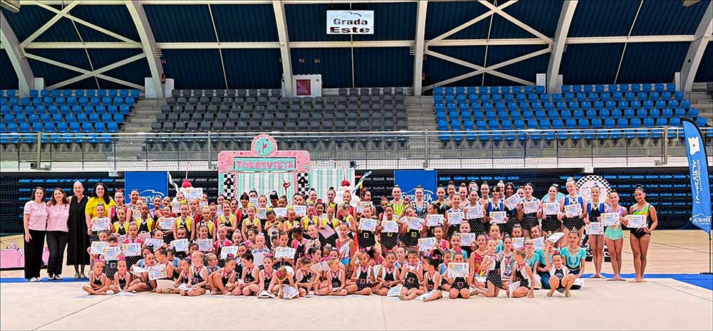La Escuela Municipal de Gimnasia Rítmica de Torrevieja clausura la temporada con una espectacular exhibición