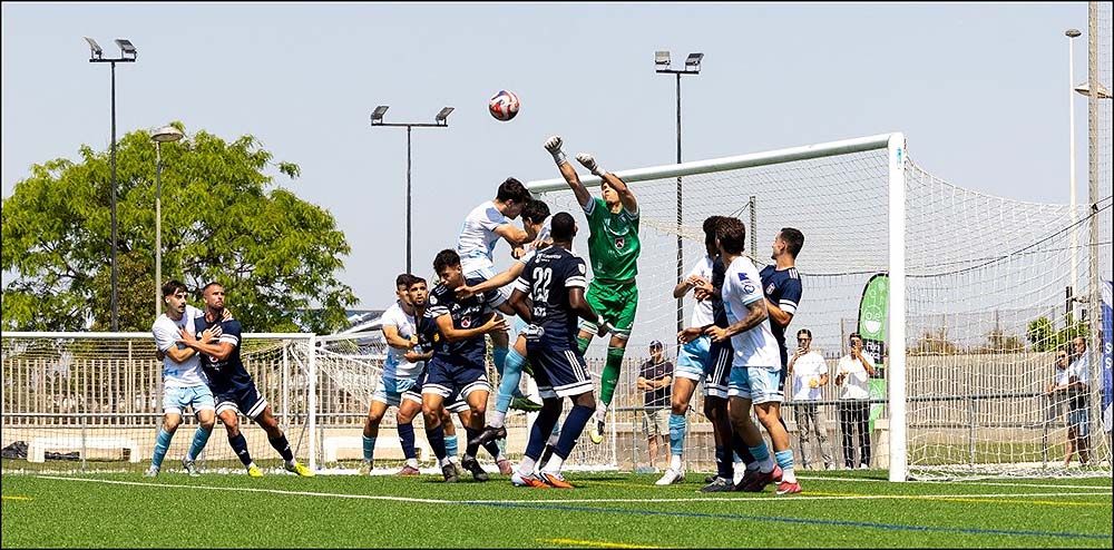 El SC Torrevieja se jugará el ascenso en Benidorm tras empatar ante el CF Benidorm en el Nelson Mandela (1-1)